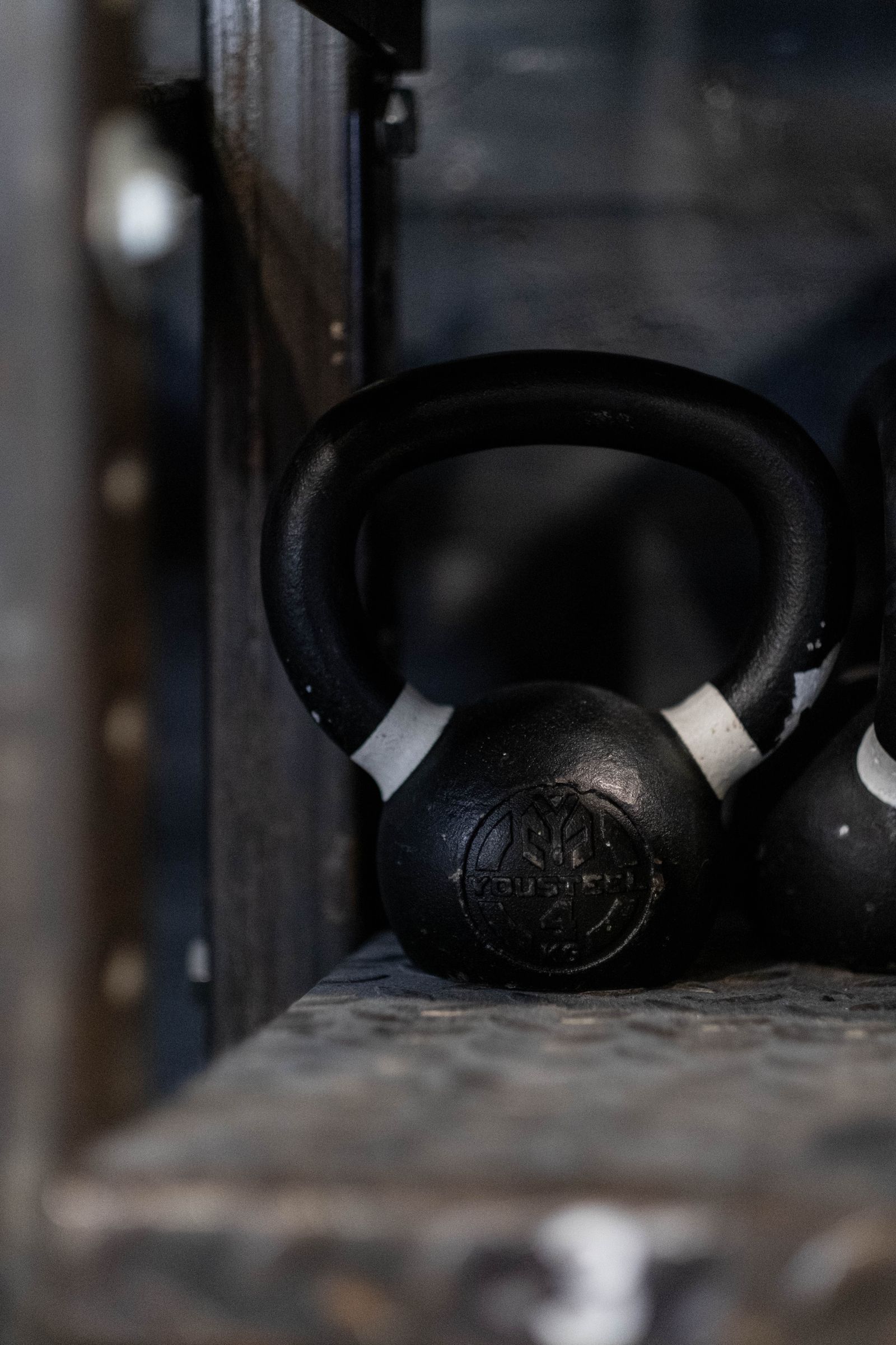 Detail čierneho kettlebellu v telocvični